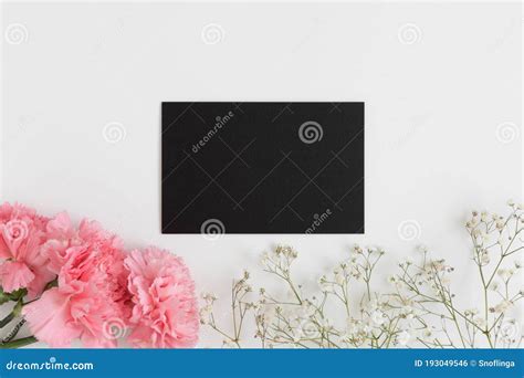 Vue De Dessus D Une Maquette Noire De Cartes Avec Le Gypsophila Et Un