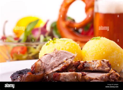 Bayerischer Schweinsbraten Mit Kn Del Stock Photo Alamy