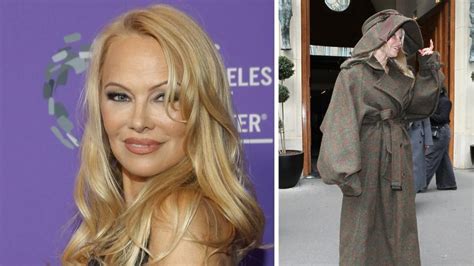 Pamela Anderson pokazała się bez makijażu na pokazie w Paryżu 56 latka