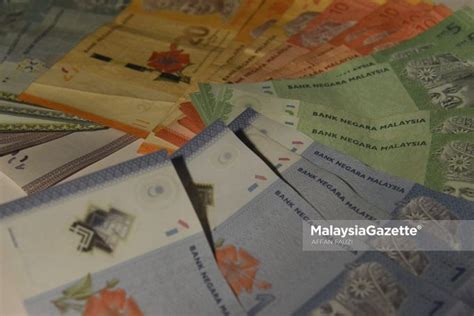 Ringgit Dibuka Rendah Berbanding Dolar