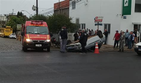 Acidente Na David Barcelos Termina Carro Capotado E Fuga De Motorista