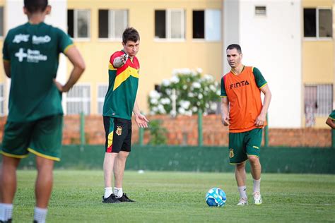 Sampaio Tem D Vida Na Defesa E No Meio Campo Para Jogo Contra O