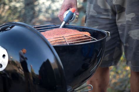 Midsection De Homem Cozinhando Carne Bovina Na Grelha De Churrasco No