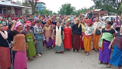 Manipur: 1500-strong Mob Led By Women Forces Army To Release 12 ...