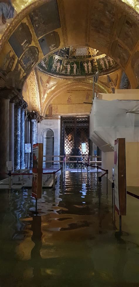 Venezia Allagato Il Nartece Della Basilica Di San Marco