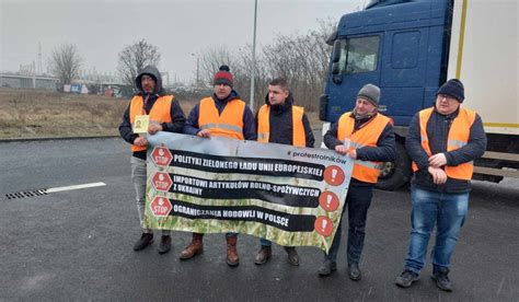 Rolnicy protestują w Toruniu Ponad 1 5 tys traktorów na ulicach