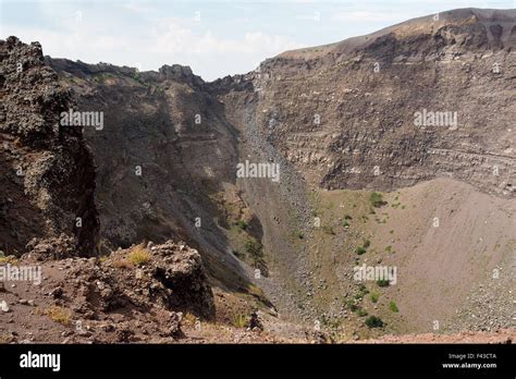 The crater of the volcano, Mount Vesuvius Stock Photo - Alamy