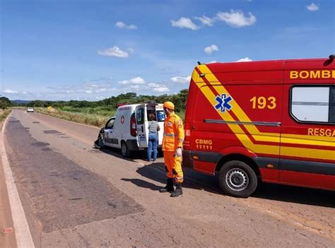 Acidente entre ambulância e carro deixa três pessoas feridas na LMG 628