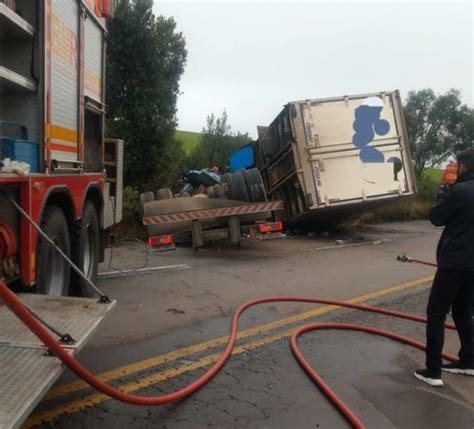 Na Br Caminhoneiro Morre Ap S Ficar Presos Nas Ferragens