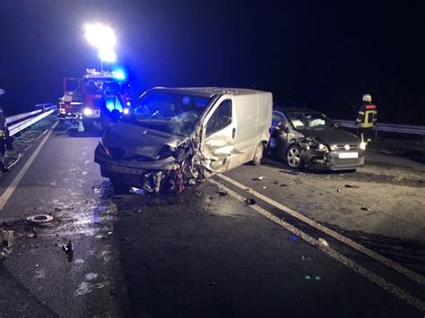 Schwerer Verkehrsunfall Mit 3 Beteiligten Fahrzeugen Und 3 Verletzten