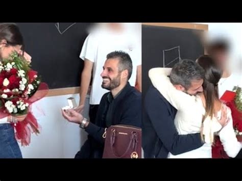 PROFESSORESSA IL FIDANZATO LA CHIEDE IN SPOSA IN CLASSE YouTube