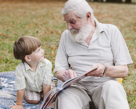 Abuelo Leyendo Para Nieto En El Parque F Free Photo Freepik