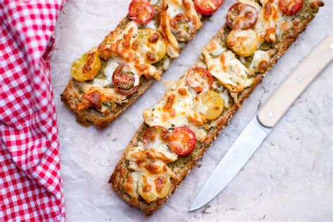 Pizza Baguette Met Pesto Tomaat En Kip Kokerellen