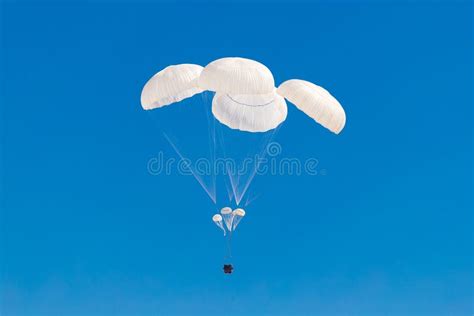 Terras Militares Do Paraquedas De Carga Na Terra Imagem De Stock