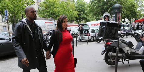 Kim Kardashian Et Kanye West Ne Se L Chent Pas Face Aux Photographes