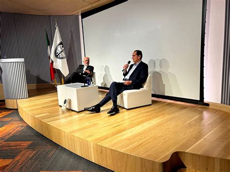 Javier Guzm N Calafell Presenta El Libro La Otra Cara De La Moneda La