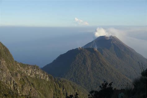 Cerita Misteri Gunung Arjuno Dari Petilasan Hingga Pasar Setan