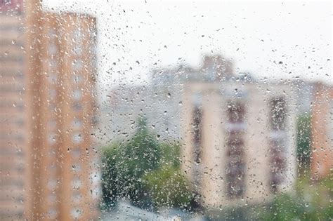 Gotas De Lluvia Sobre El Cristal De La Ventana Y El Paisaje Urbano