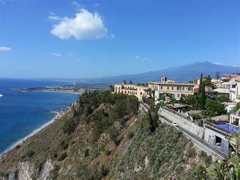 Piazza IX Aprile in Taormina - Sicily - TravelTaormina.com