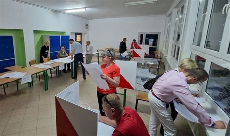 Wybory samorządowe 2024 Druga tura tuż tuż a nie ma komu pracować w