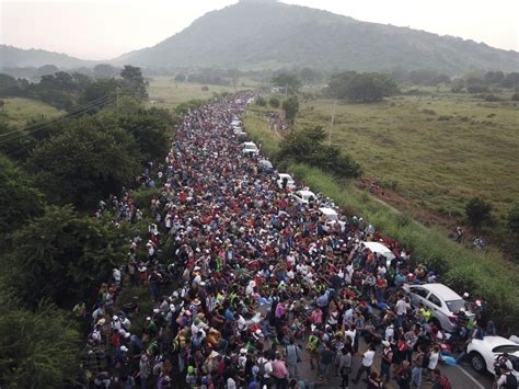 Migrant Caravan Thousands Wait To Cross Guatemalan Mexican Border Amid Sweltering Heat Cnn