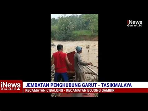 Jembatan Terputus Warga Nekat Sebrangi Sungai YouTube