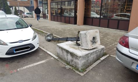 Potpuno uništen Oboren stub javne rasvjete u centru Banjaluke FOTO