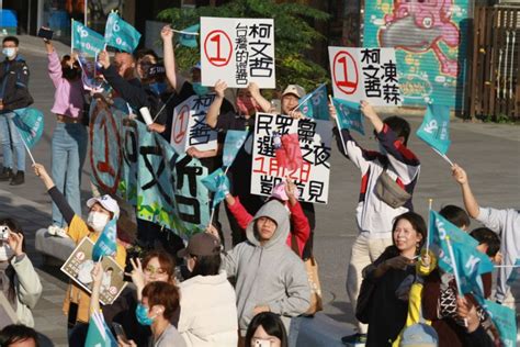 柯文哲新莊、板橋車掃巧遇藍營小雞 揮手互道加油