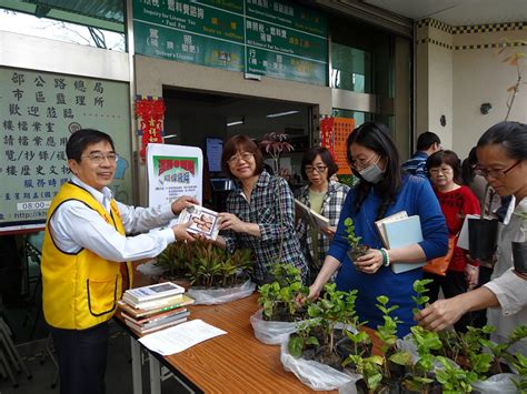 好書大家看 憑書換樹苗 高市監理所翱翔綠色書香