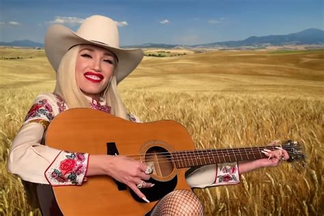 Gwen Stefani Countrifies Past Hits in 'Tonight Show' Sketch