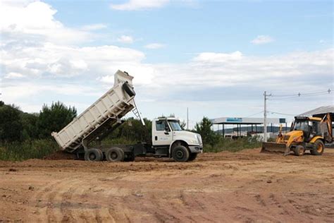 Prefeitura trabalha na terraplanagem de área onde será construída a