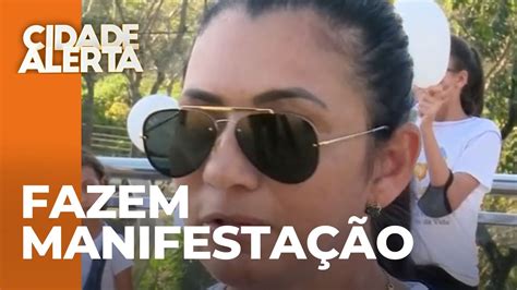 Familiares E Amigos De Uma Das Jovens Mortas Em Acidente Fazem