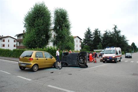 Lauto Si Ribalta In Mezzo Alla Strada Salvato Fra Le Lamiere Bimbo Di