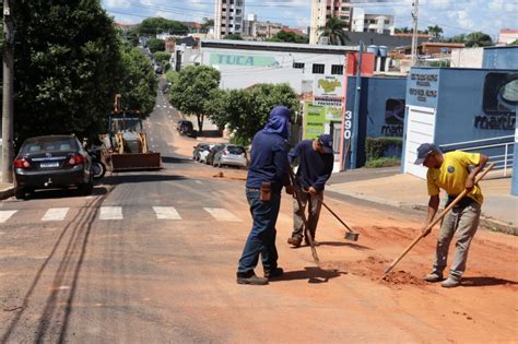 Obras de recuperação do asfalto danificado pelas fortes chuvas em