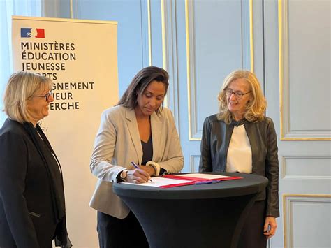 Signature d un accord historique pour la santé de tous les personnels