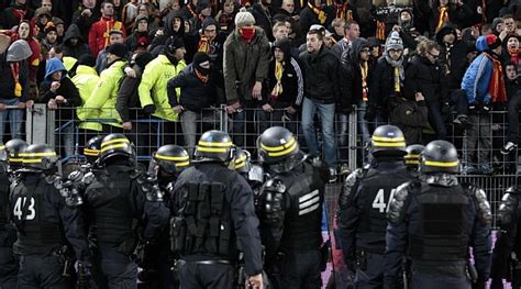 Los Ultras Del Lens Provocan La Interrupción Del Partido Ante El Caen