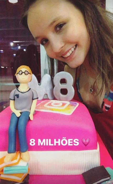 Larissa Manoela dá festa para comemorar 8 milhões de seguidores e fim