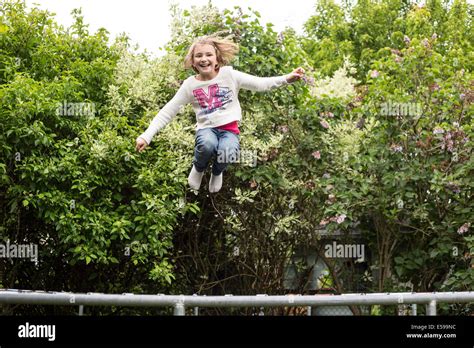 Petite Fille Sauter Banque De Photographies Et Dimages Haute