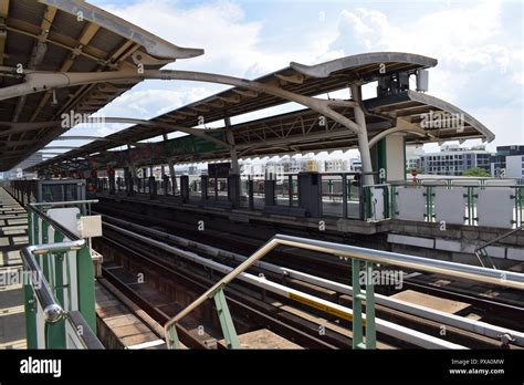 Skytrain Bahnhof Hi Res Stock Photography And Images Alamy