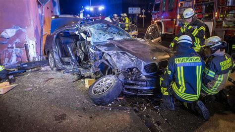 Auto Prallt Gegen Hauswand Ein Toter Und Drei Verletzte