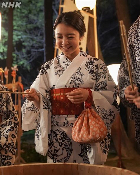 朝ドラ「カムカムエヴリバディ」111放送開始 On Instagram “先行シーン紹介📸 祭りの屋台を楽しむ安子さん。浴衣がよくお似合い