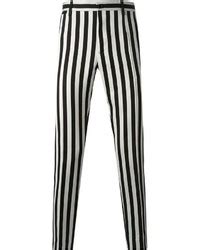 Comment porter un pantalon chino à rayures verticales noir et blanc