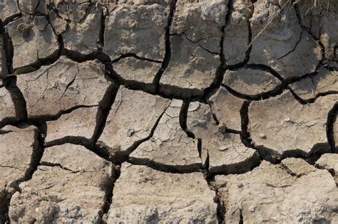 Sequ A Grandes Grietas En El Fondo De Tierra Seca Foto Premium