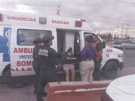 Policías evitan que una mujer se arroje desde un puente