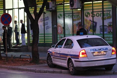 Maskirani Razbojnici Naoru Ani Pi Toljem Upali U Redakciju Hrvatskog