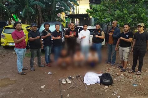 Polisi Tangkap Tiga Pelajar Yang Bawa Senjata Tajam Di Jakbar Antara News