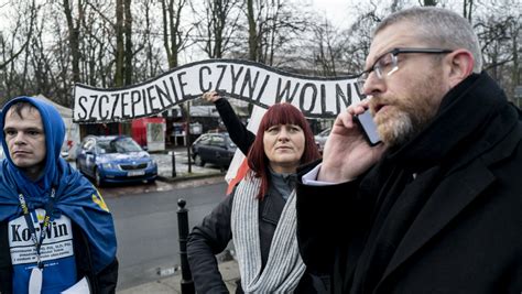 Skandaliczny transparent dot szczepień Posłowie Konfederacji