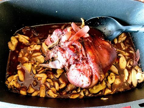 Recette De Jarret De Porc En Cocotte Et Sauce Au Vin Cuisine Blog