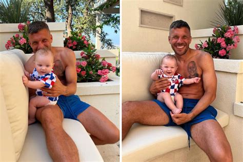 Lukas Podolski Teilt Foto Aus Dem Urlaub Doch Eine Person Stiehlt Ihm