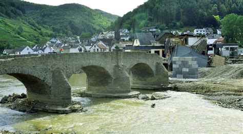 Rückstau an Brücken hat Ahr Dörfer überflutet